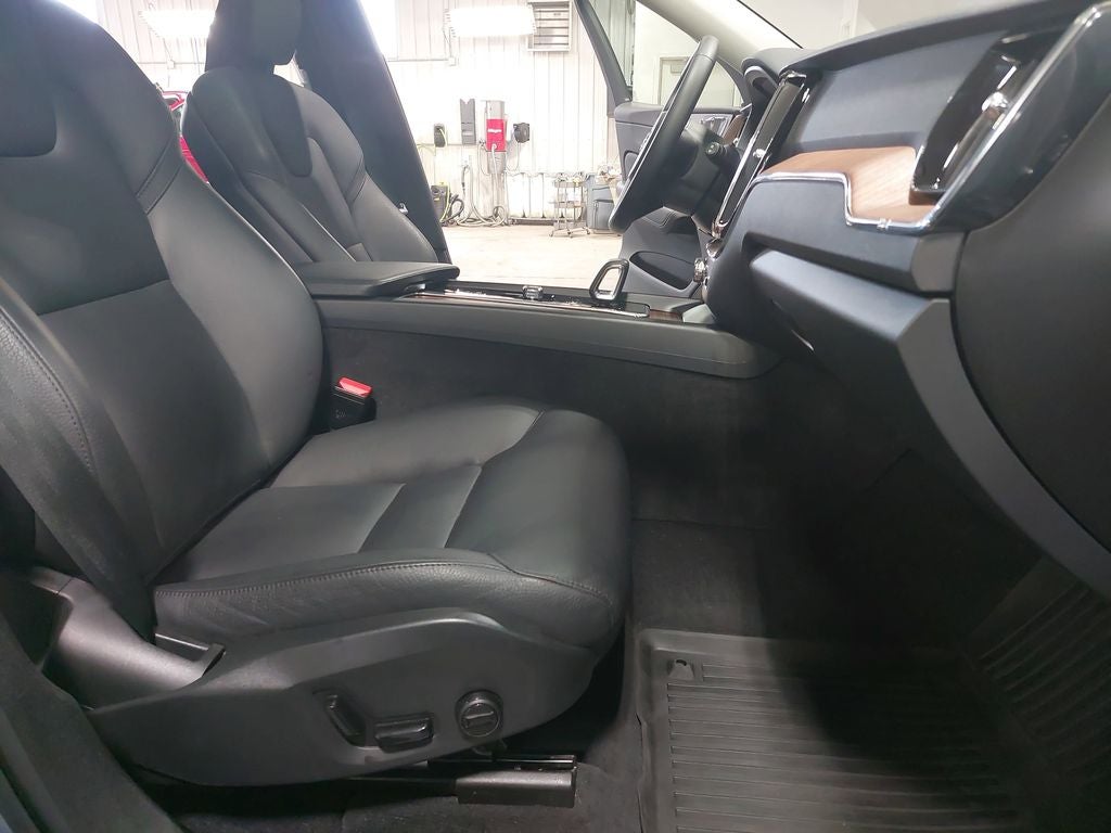 2023 Volvo XC60 B5 Plus Dark Theme