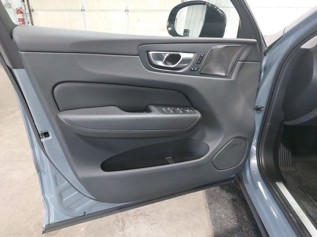 2023 Volvo XC60 B5 Plus Dark Theme