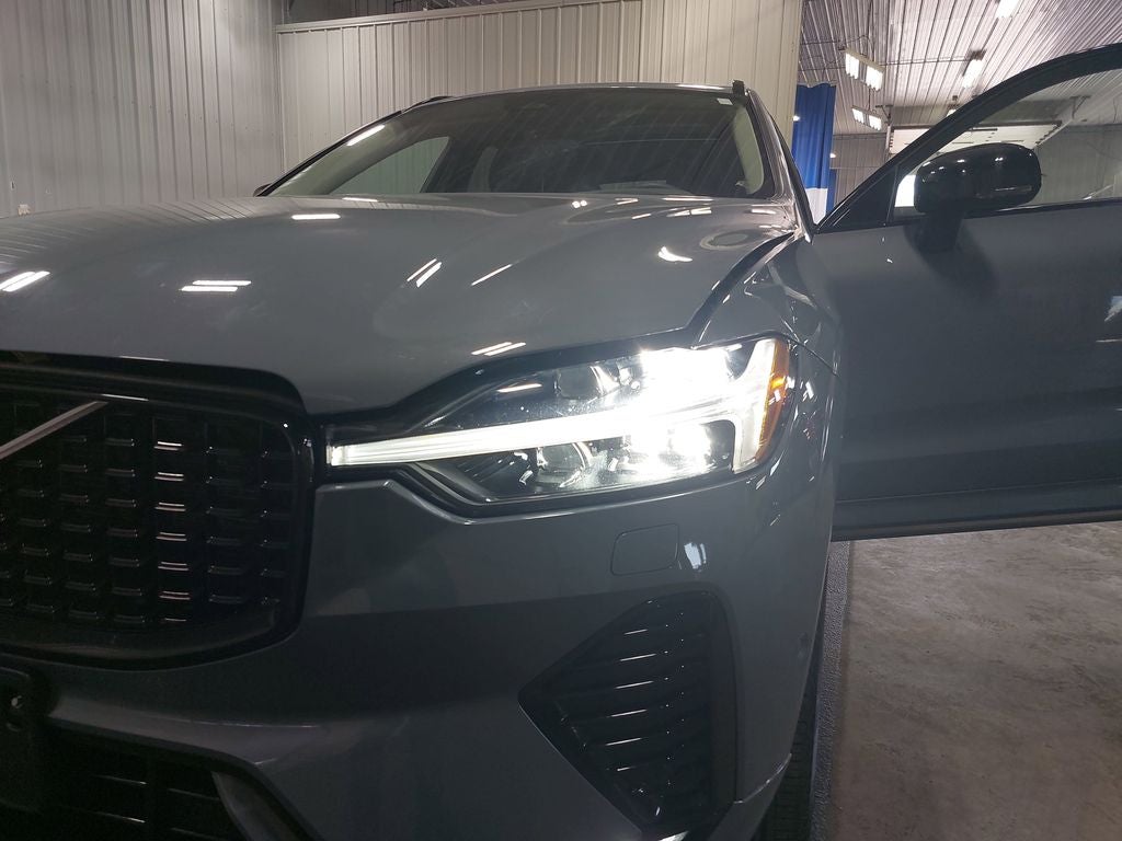 2023 Volvo XC60 B5 Plus Dark Theme