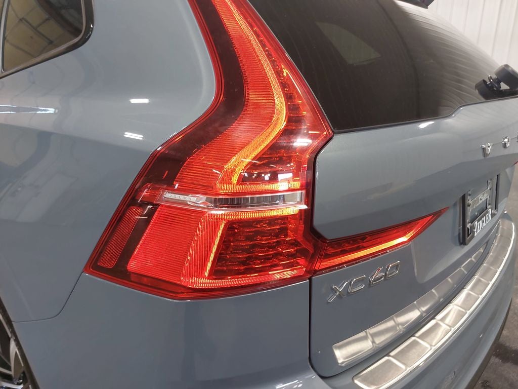 2023 Volvo XC60 B5 Plus Dark Theme