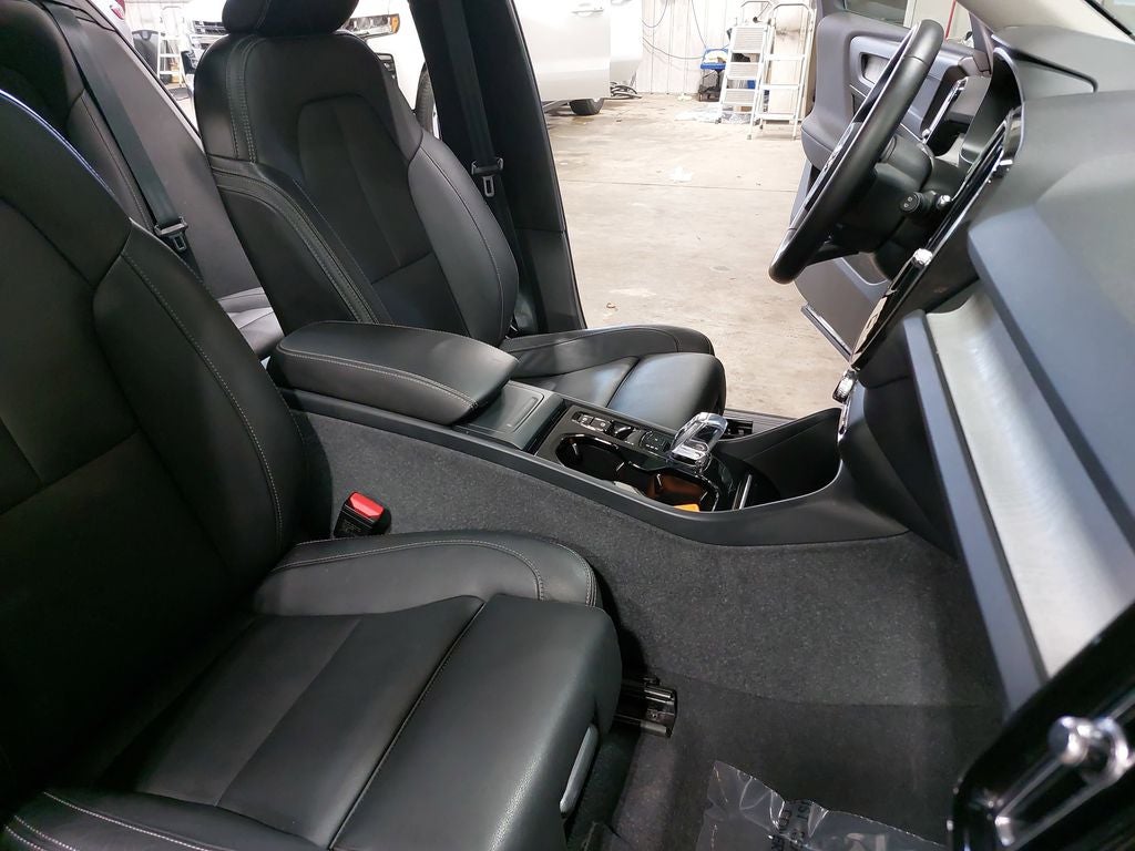 2024 Volvo XC40 B5 Plus Dark Theme