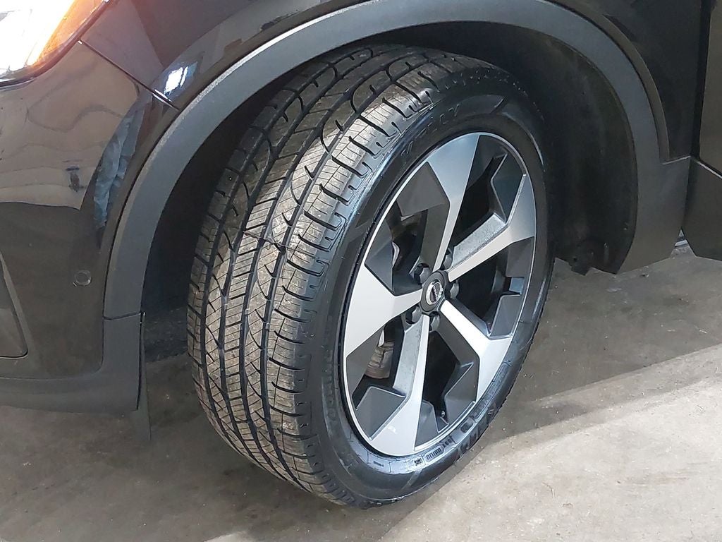 2024 Volvo XC40 B5 Plus Dark Theme