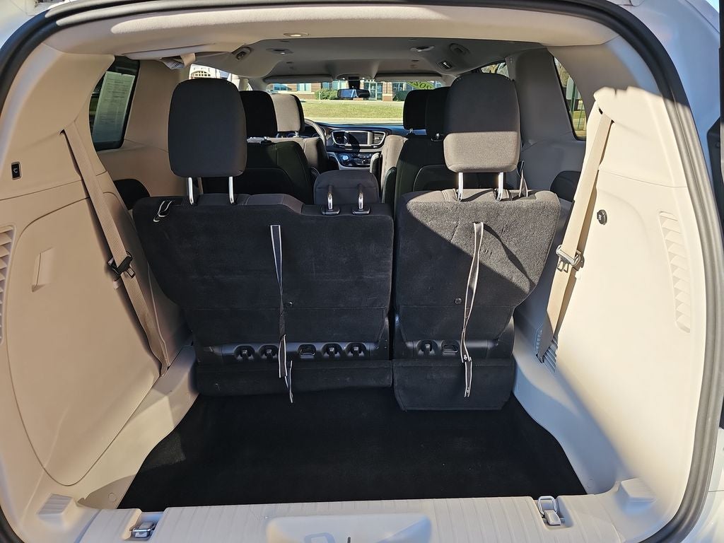 2022 Chrysler Voyager LX