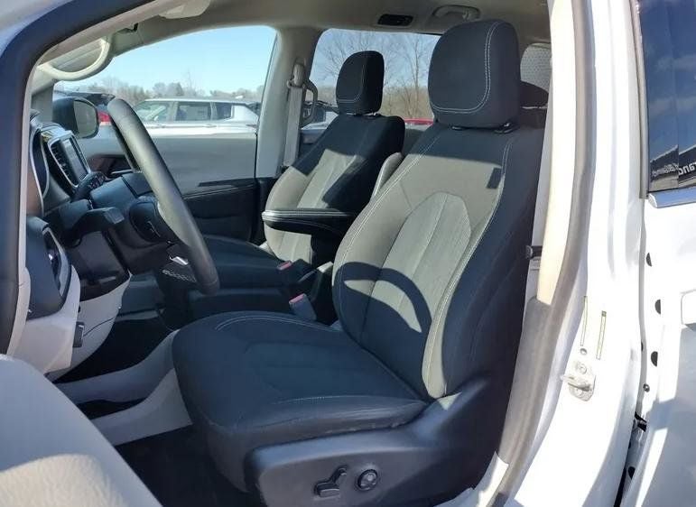 2024 Chrysler Voyager LX