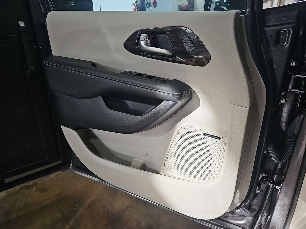 2023 Chrysler Pacifica Limited AWD