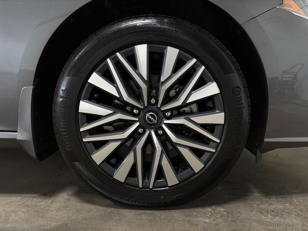 2024 Nissan Altima 2.5 SV NissanConnect featuring Apple CarPlay