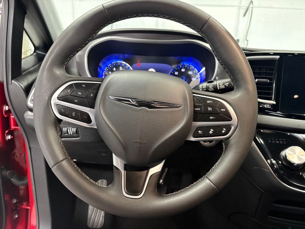 2025 Chrysler Pacifica Select Radio: Uconnect 5 with 10.1" Display