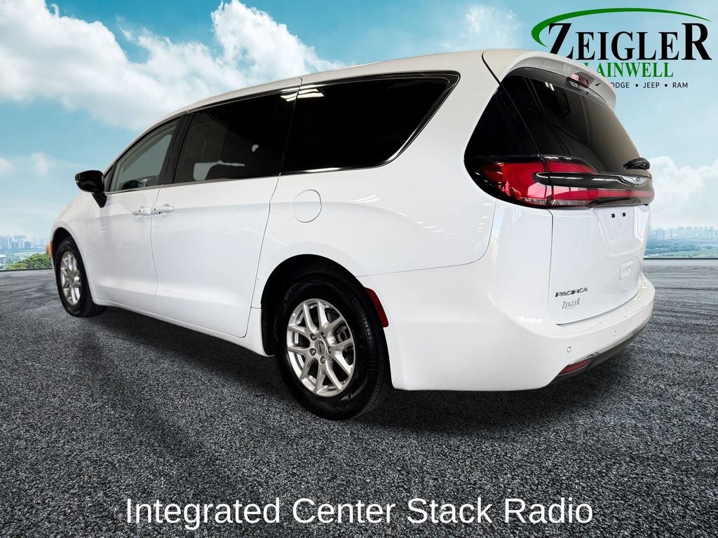 2023 Chrysler Pacifica Touring L Radio: Uconnect 5 w/10.1" Display