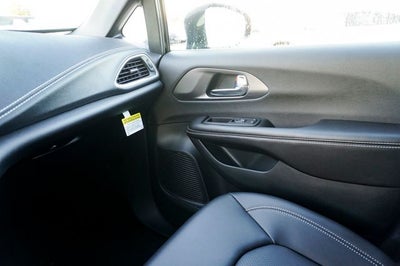 2026 Chrysler Pacifica Select AWD