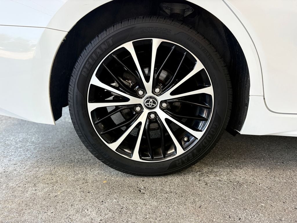 2019 Toyota Camry SE Power Tilt/Slide Moonroof