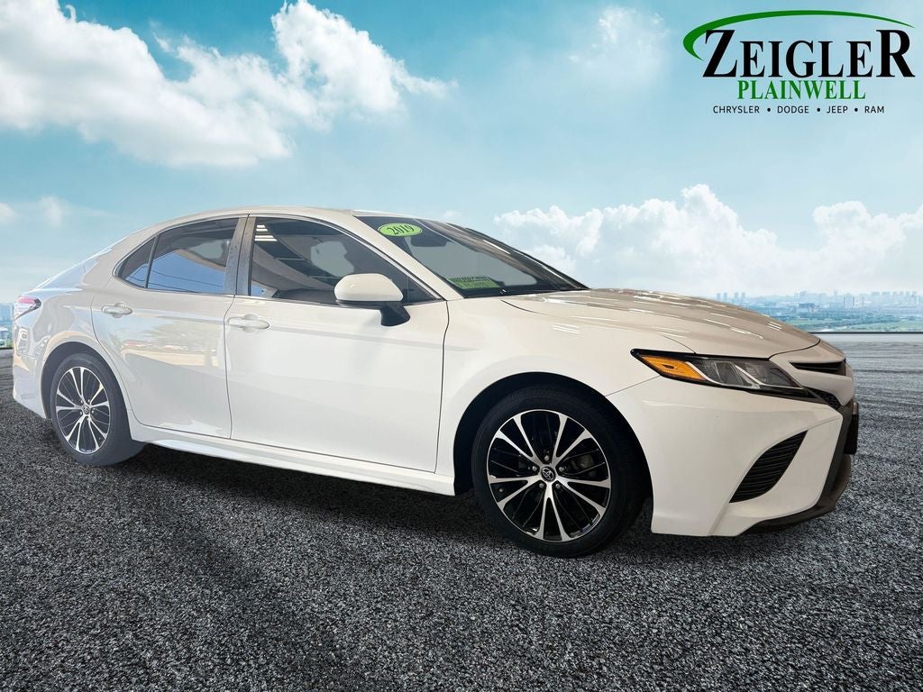 2019 Toyota Camry SE Power Tilt/Slide Moonroof