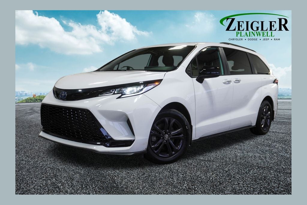 2025 Toyota Sienna XSE Power moonroof & Navigation System