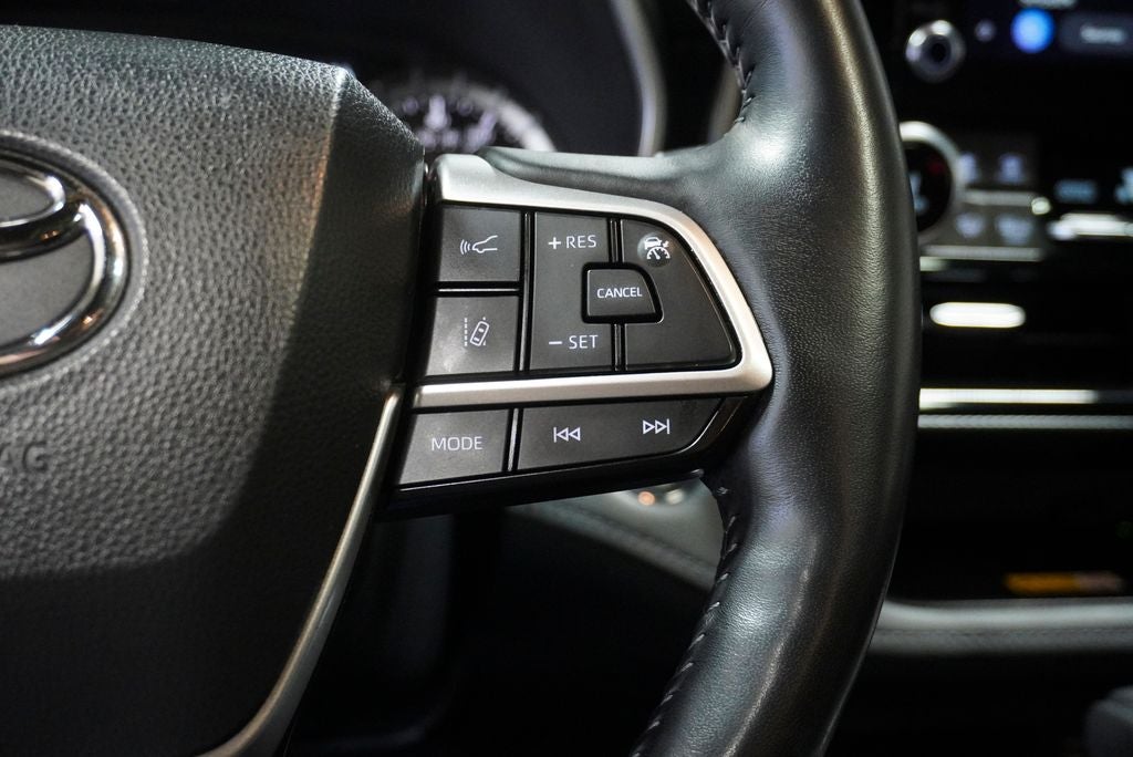 2023 Toyota Highlander XSE Power moonroof & Navigation