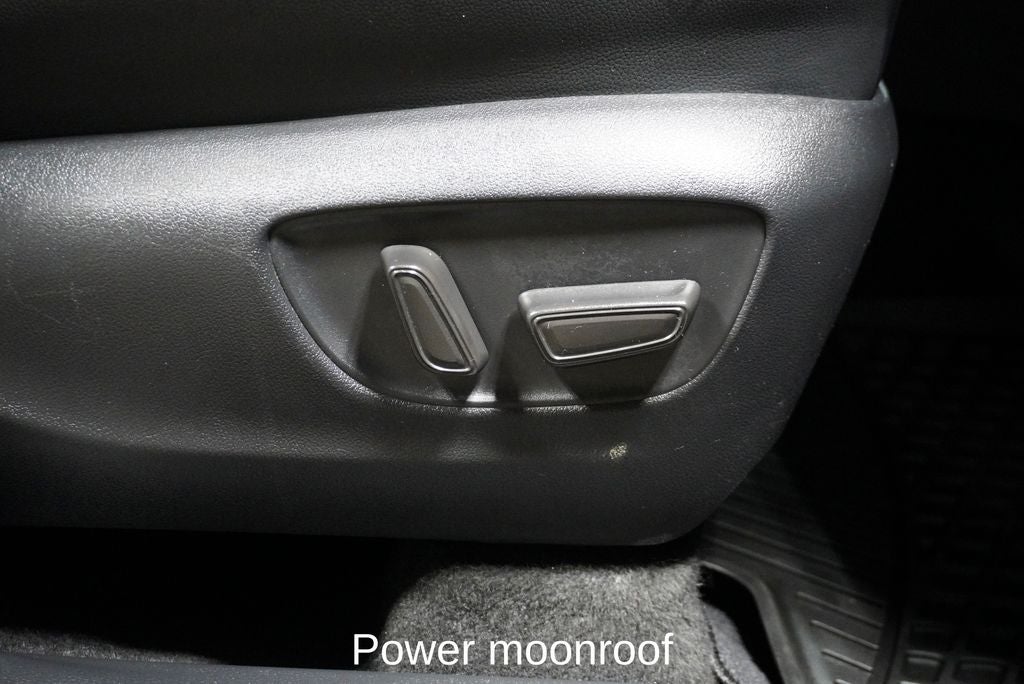 2023 Toyota Highlander XSE Power moonroof & Navigation