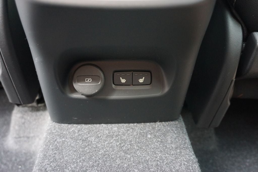 2023 Volvo XC40 B5 Plus Dark Theme