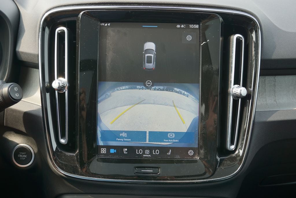 2023 Volvo XC40 B5 Plus Dark Theme
