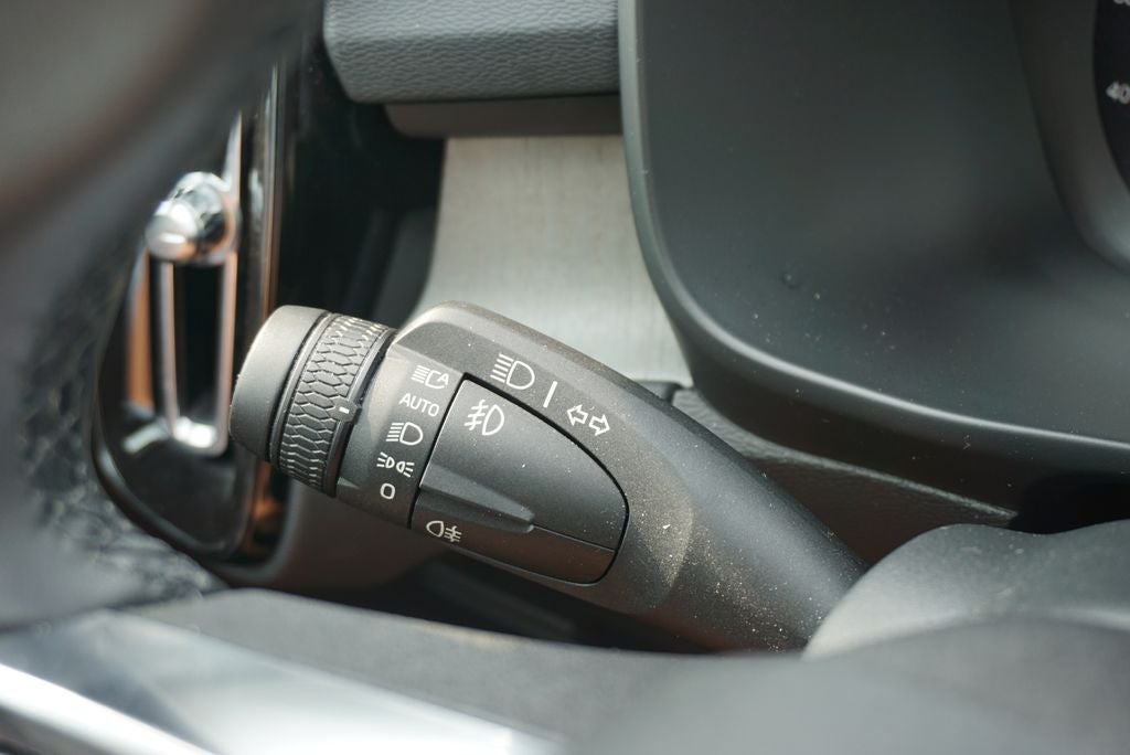 2023 Volvo XC40 B5 Plus Dark Theme