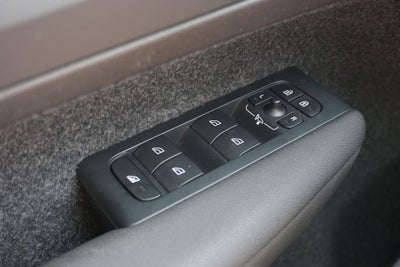 2023 Volvo XC40 B5 Plus Dark Theme