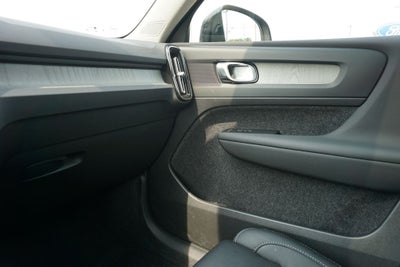 2023 Volvo XC40 B5 Plus Dark Theme