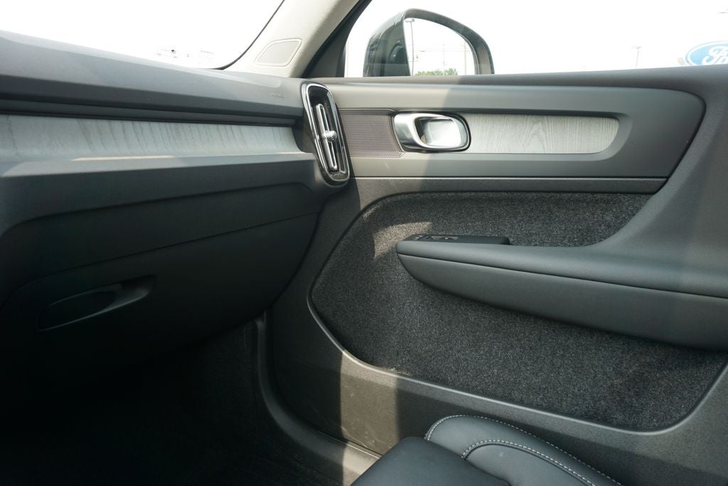 2023 Volvo XC40 B5 Plus Dark Theme