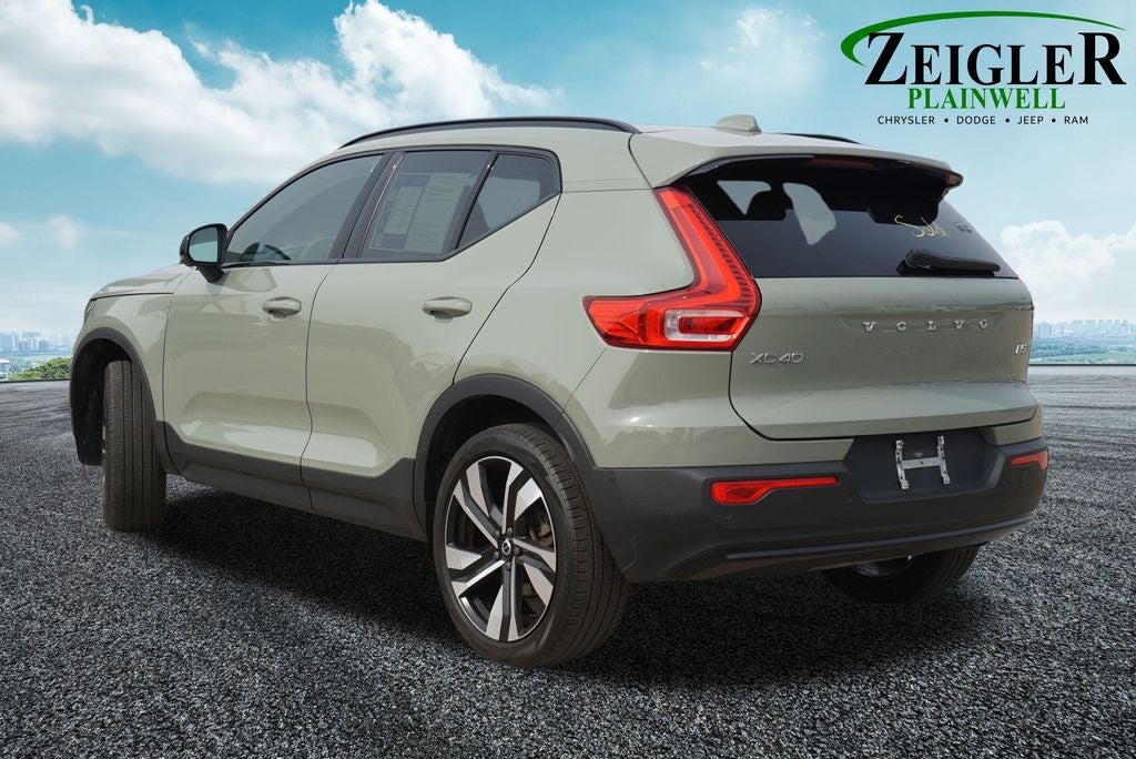 2023 Volvo XC40 B5 Plus Dark Theme