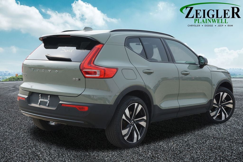 2023 Volvo XC40 B5 Plus Dark Theme