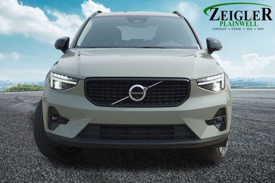 2023 Volvo XC40 B5 Plus Dark Theme