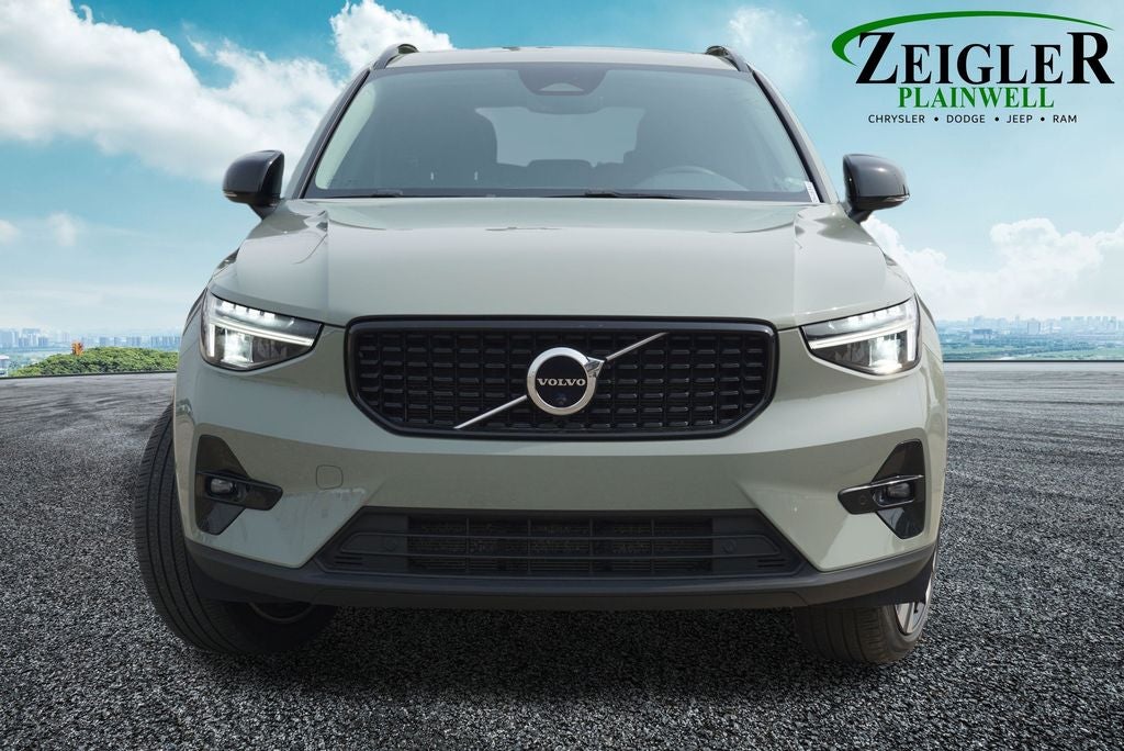 2023 Volvo XC40 B5 Plus Dark Theme