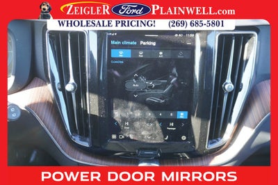 2023 Volvo XC60 Recharge Plug-In Hybrid T8 Plus Dark Theme