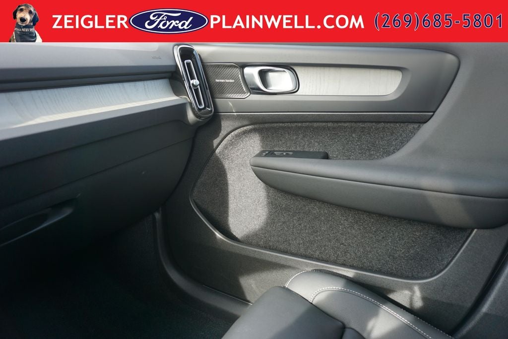 2024 Volvo XC40 B5 Plus Dark Theme