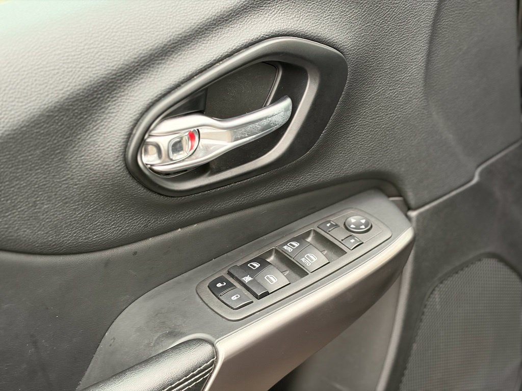 2022 Jeep Cherokee Latitude Lux * Certified Pre-Owned *