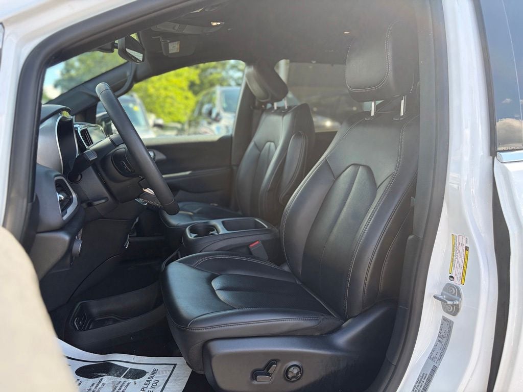 2025 Chrysler Pacifica Select * Certified Pre-Owned *