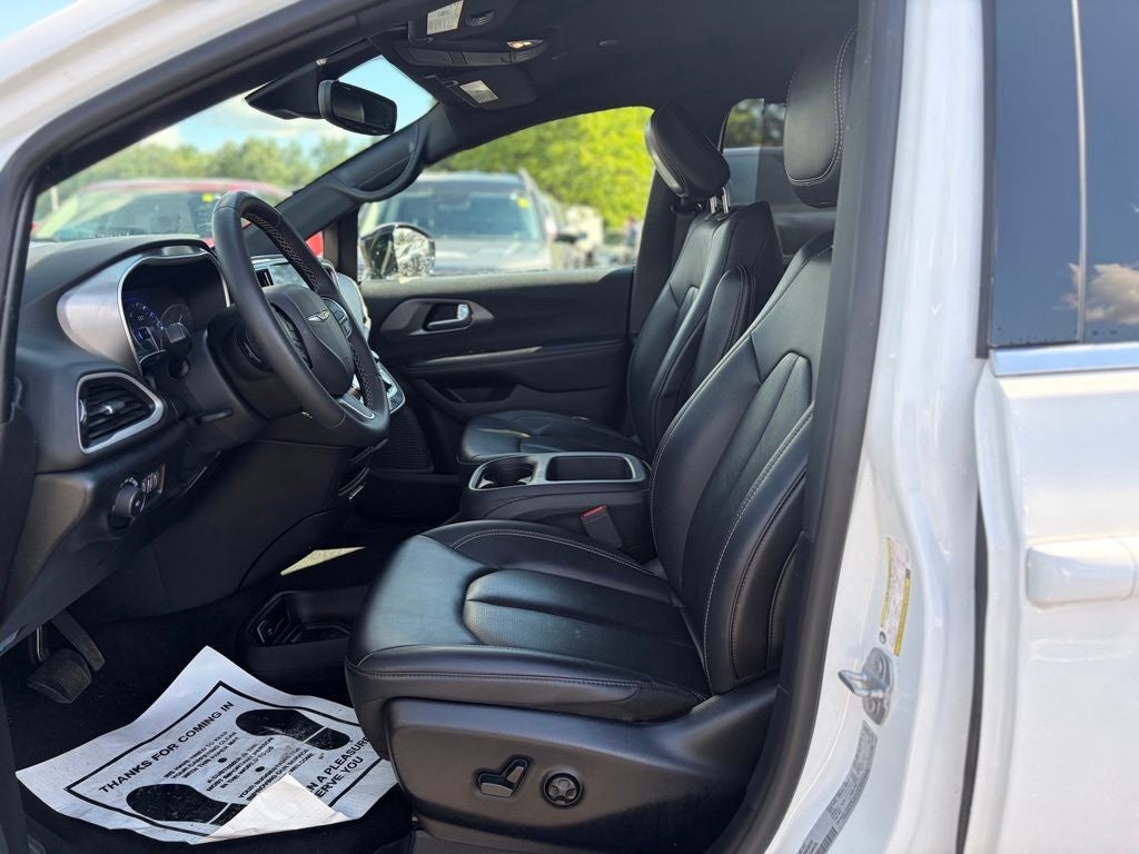 2025 Chrysler Pacifica Select * Certified Pre-Owned *