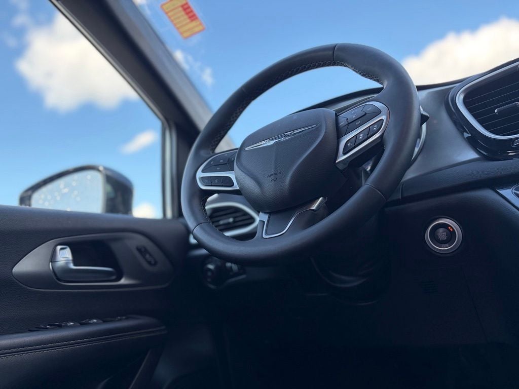 2025 Chrysler Pacifica Select * Certified Pre-Owned *