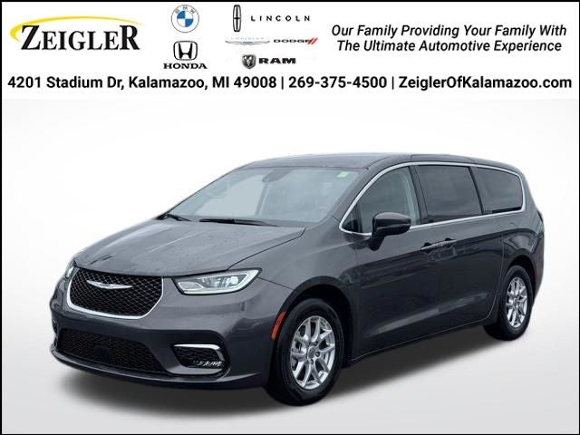2023 Chrysler Pacifica Touring L's photo