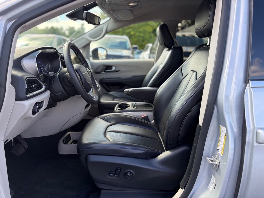 2023 Chrysler Pacifica Touring L * Certified Pre-Owned *