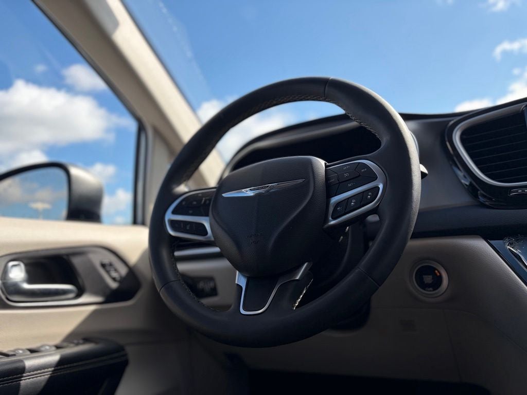 2023 Chrysler Pacifica Touring L * Certified Pre-Owned *