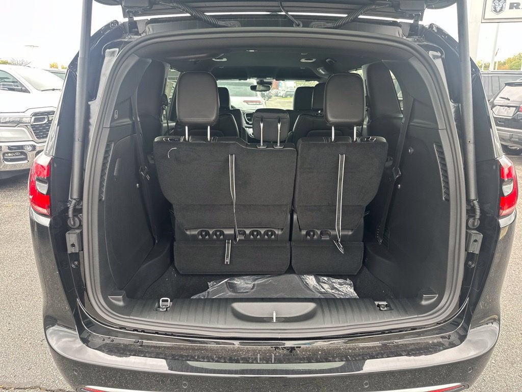 2027 Chrysler Pacifica Select