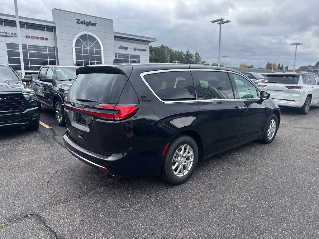 2027 Chrysler Pacifica Select