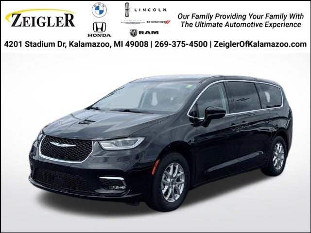 2023 Chrysler Pacifica Touring L's photo