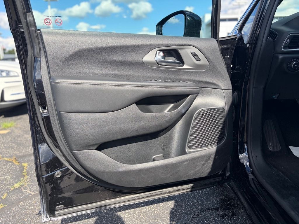 2025 Chrysler Pacifica Select * Certified Pre-Owned *