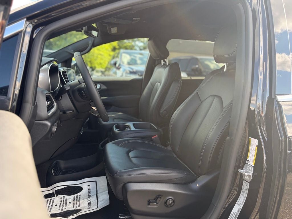 2025 Chrysler Pacifica Select * Certified Pre-Owned *
