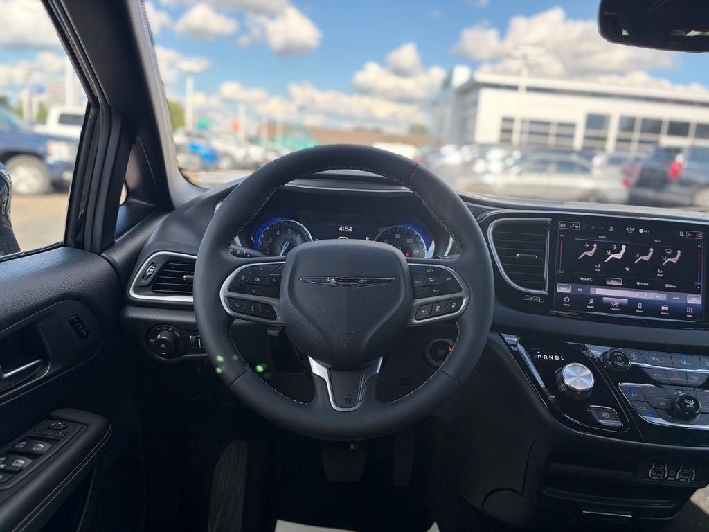 2025 Chrysler Pacifica Select * Certified Pre-Owned *