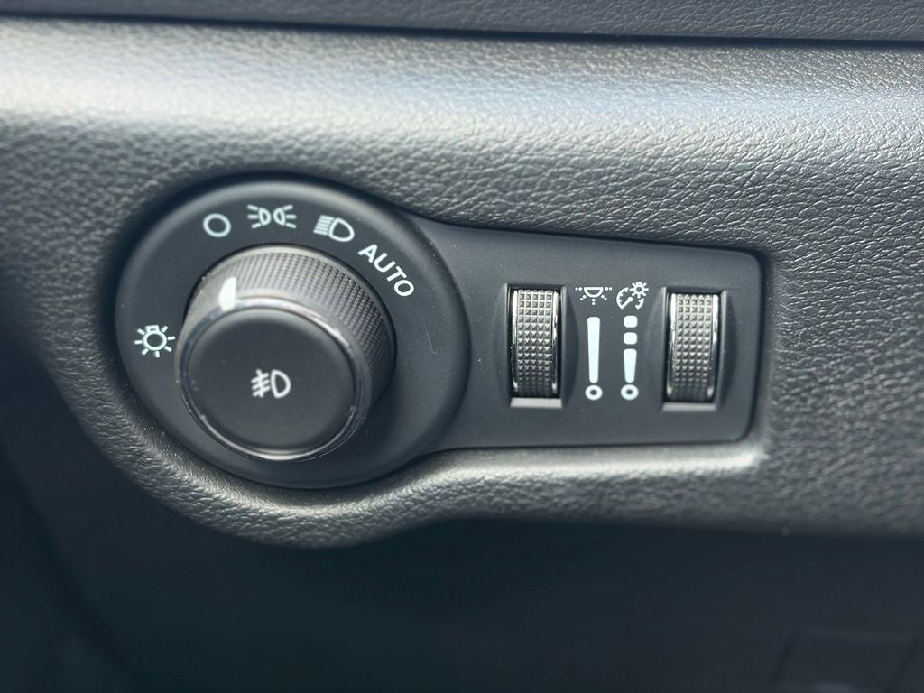 2025 Chrysler Pacifica Select * Certified Pre-Owned *