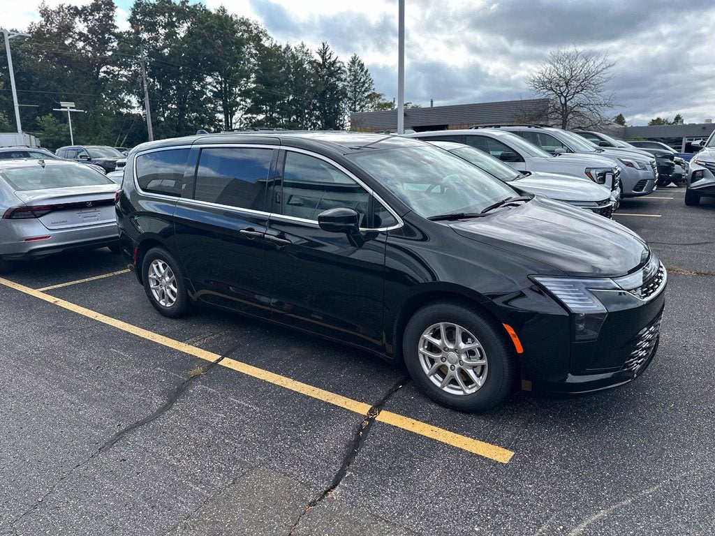 2027 Chrysler Pacifica Select
