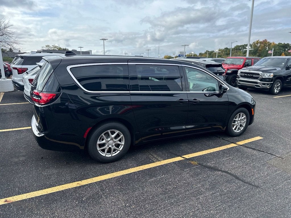 2027 Chrysler Pacifica Select