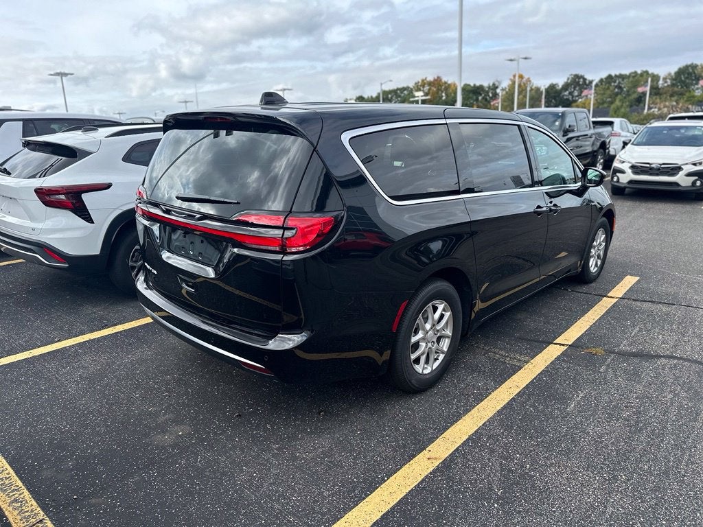2027 Chrysler Pacifica Select