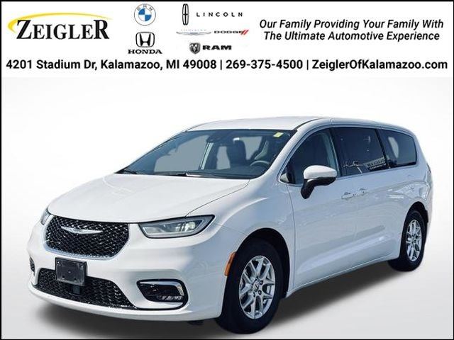 2024 Chrysler Pacifica Touring L's photo