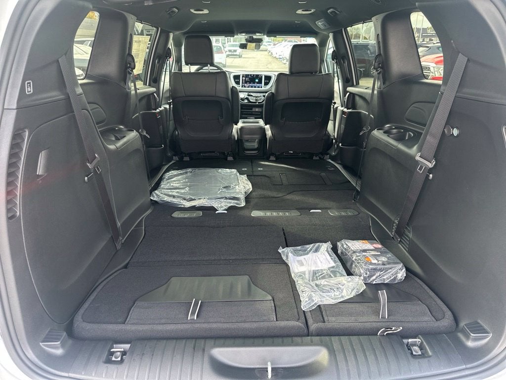 2027 Chrysler Pacifica LX