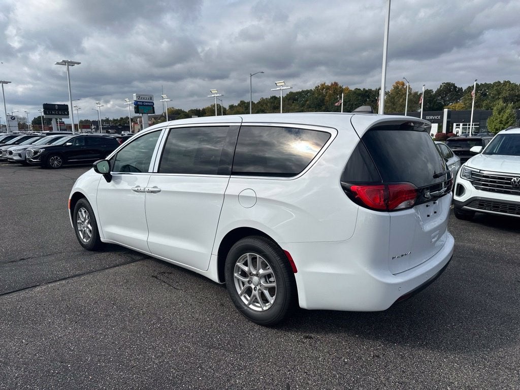 2027 Chrysler Pacifica LX